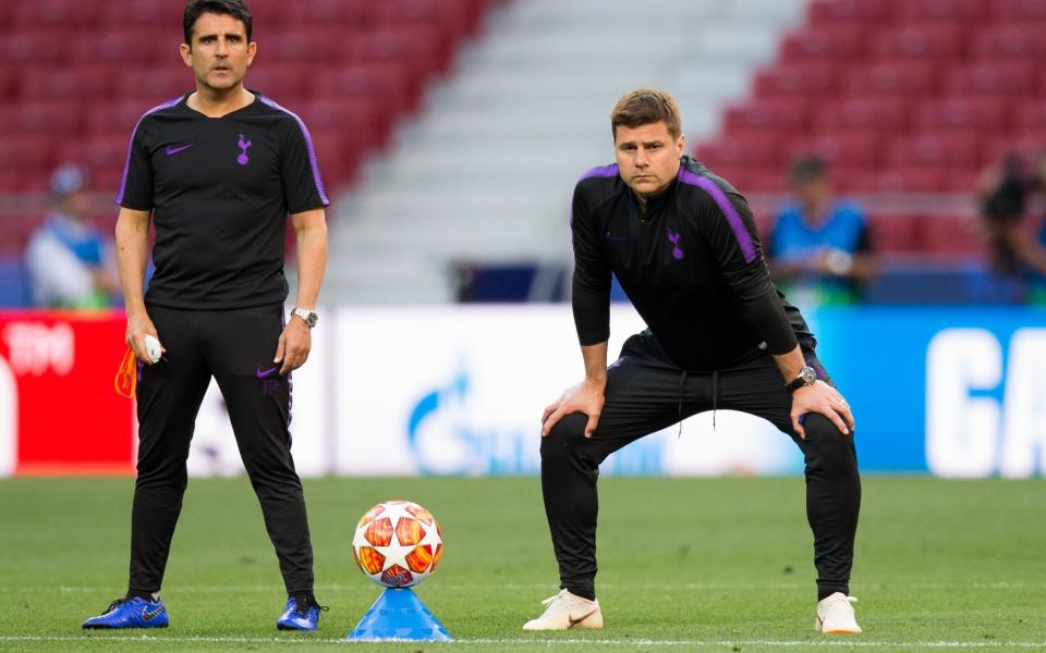 Mauricio Pochettino observa cómo su equipo del Tottenham se prepara para la final de la Liga de Campeones de 2019 contra el Liverpool en Madrid - Los métodos de Mauricio Pochettino: brasas, limones, romper barreras mentales y la prueba de Gacon - MB Media/Getty Images/Craig Mercer