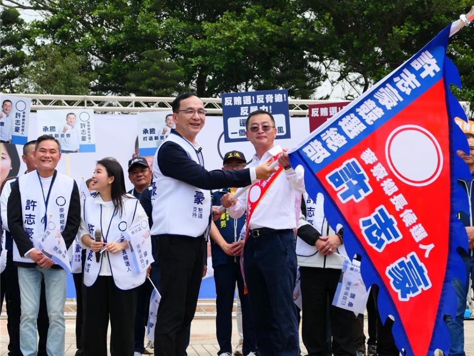 雲林縣麥寮鄉與虎尾鎮將進行鄉鎮長補選，國民黨主席朱立倫（前左）16日南下雲林助選，授旗給麥寮鄉長補選候選人許志豪（前右），表示台塑來雲林讓麥寮繁榮起來，希望台積電也來虎尾，這有賴基層鄉鎮市長與縣長同心打拚。（張朝欣攝）