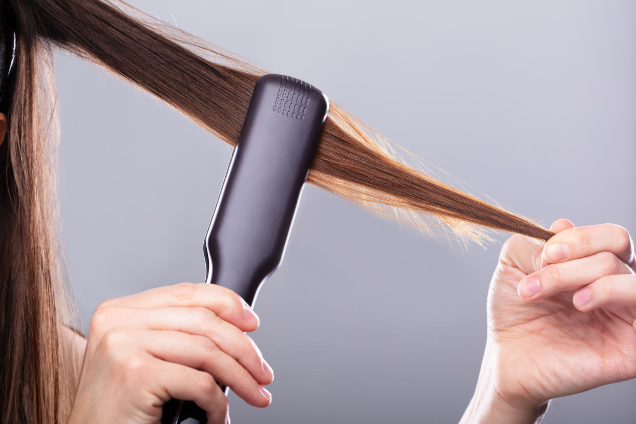 Una buena plancha para el cabello debe llegar al calor adecuado para peinarlo, alisarlo sin dañarlo/Getty Images.