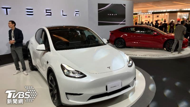 大幅降價的Tesla讓早買的消費者大為不滿，中國還因此爆發抗議，只不過抗議過程又買了一輛 Tesla 。（圖片來源／達志影像美聯社）