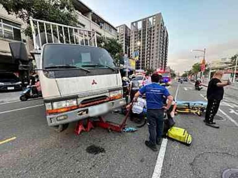 民進黨總統候選人賴清德的選舉宣傳車，今日傍晚行經高雄市苓雅區凱旋三路時突然迴轉，導致後方2輛機車閃避不及撞上，2名騎士疑似骨折送醫治療。（圖：民眾提供）