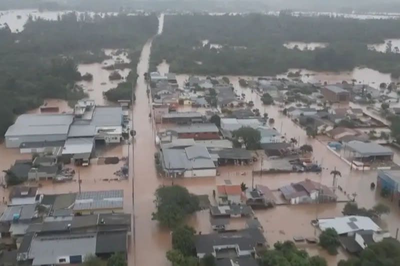 ▲巴西南大河州（Rio Grande do Sul）暴雨成災，連日大雨造成洪水和土石流，更導致水壩潰堤，已使約1萬5000民眾不得不逃離家園，流離失所。（圖／美聯社 via SBT影片截圖）
