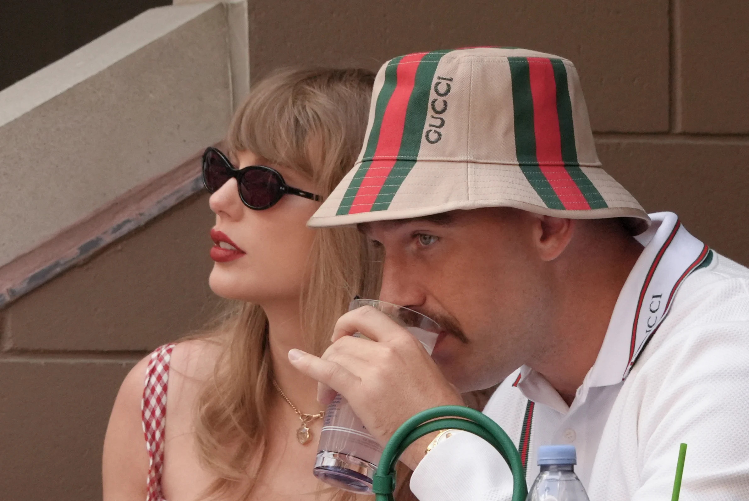 La cantante Taylor Swift y Travis Kelce de los Kansas City Chiefs durante el partido final entre el italiano Jannik Sinner y Taylor Fritz de EE.UU. en el US Open de tenis (Photo by TIMOTHY A. CLARY/AFP via Getty Images)