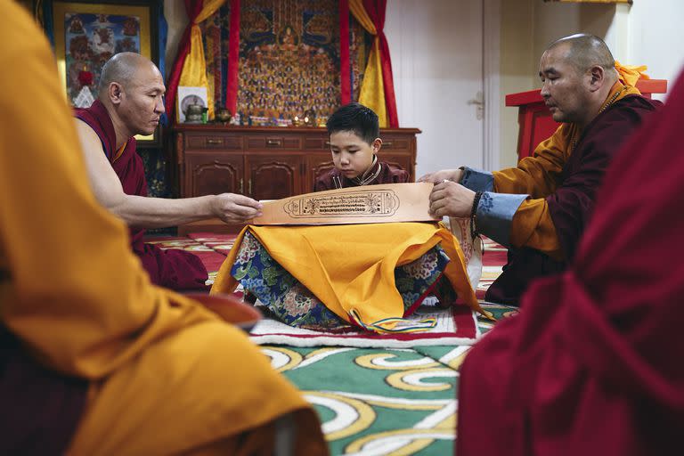 A. Altannar, el niño de ocho años recientemente nombrado como la décima reencarnación del Bogd, una de las tres figuras más importantes del budismo tibetano y, para muchos, el líder espiritual de Mongolia, en el monasterio de Gandan en Ulán Bator, Mongolia.