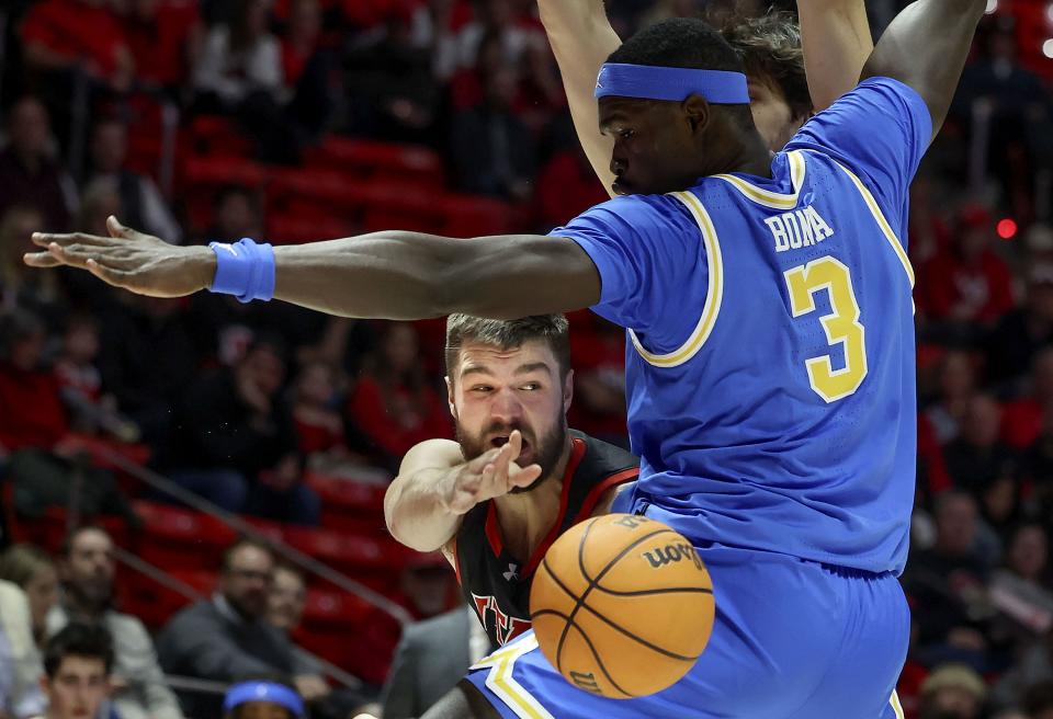 Utah Utes guard Rollie Worster (25) gets a pass off against UCLA Bruins forward Adem Bona (3) at the University of Utah’s Huntsman Center in Salt Lake City on Thursday, Jan. 11, 2024. | Laura Seitz, Deseret News