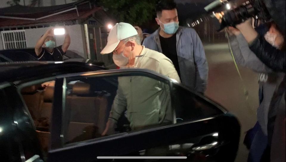  前立法委員高志鵬因圖利罪，遭判刑4年6個月，他服刑 過半獲法務部核准假釋，在家人陪同下上車離開。 中央社