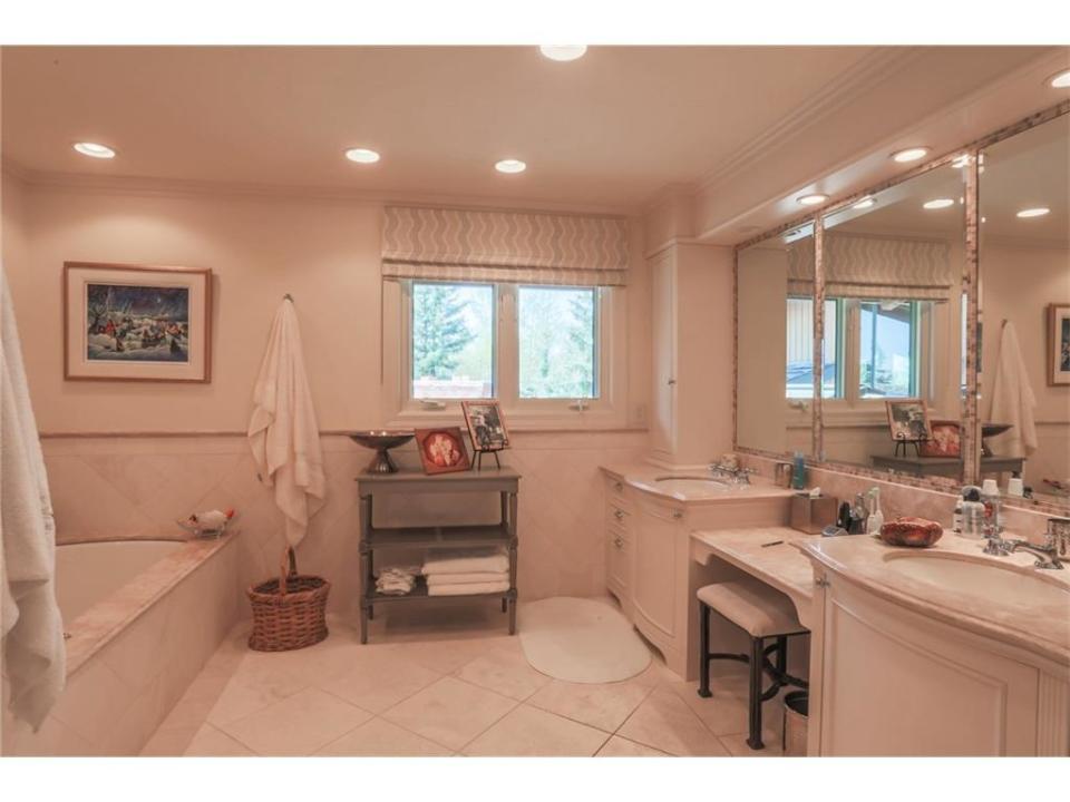 <p>The bathrooms are downright luxurious. (Realtor.ca) </p>