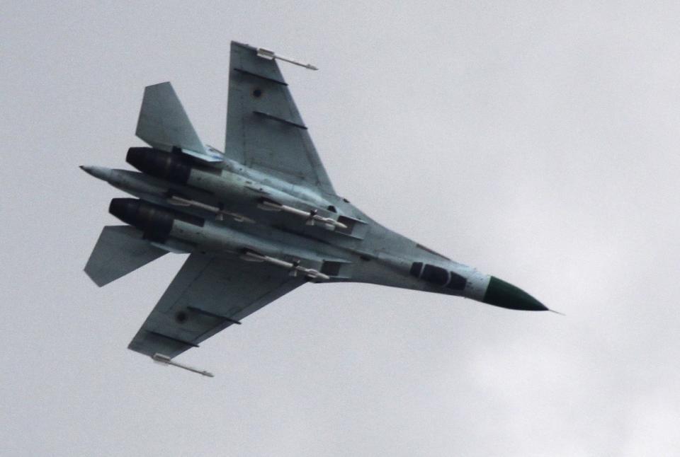 Un jet Su-27 de la fuerza aérea ucraniana vuela fuera de Slovyansk, a 160 kilómetros (100 millas) de la frontera con Rusia, en el este de ucrania el martes 15 de abril de 2014. El gobierno ucraniano comenzó una operación para retirar a los separatistas prorrusos del este de Ucrania. (Foto AP/Alexander Ermochenko)