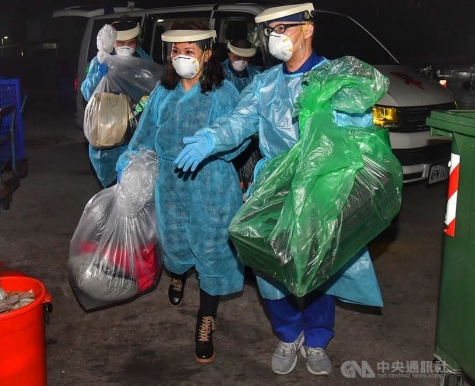 滯留中國湖北荊門的血友病少年（左1）和他母親（左2），24日晚搭乘長榮航空抵達台灣，隨即搭乘救護車往桃園署立醫院就醫隔離。(資料照)