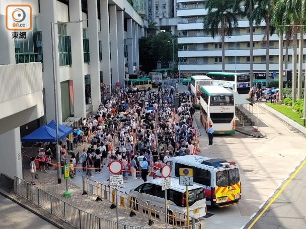 柴灣站巴士總站有數以百計的市民輪候巴士上山拜祭。(余宏基攝)

