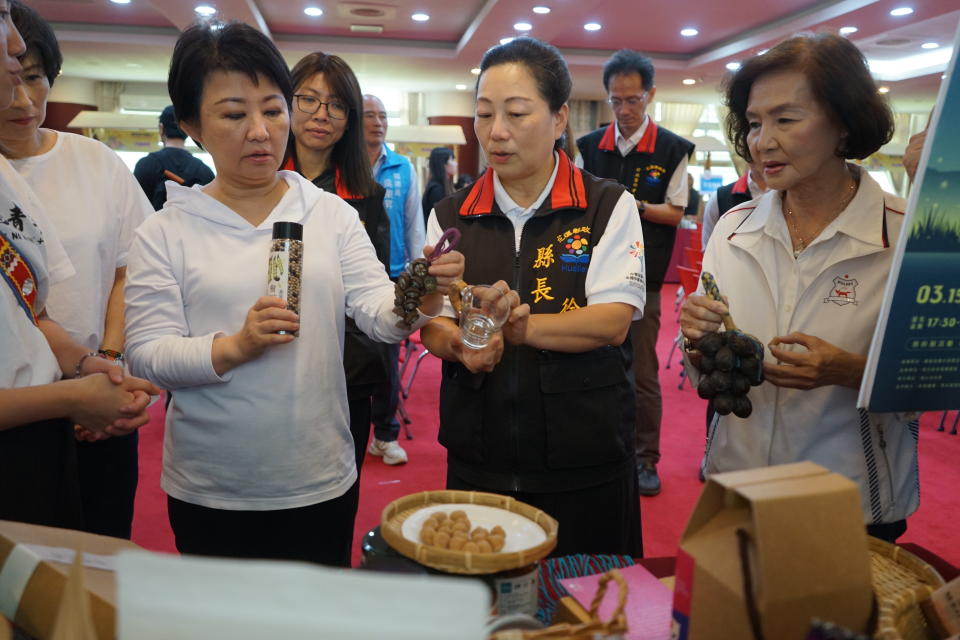 花蓮縣長徐榛蔚（中）向台中市長盧秀燕（左），與宜蘭縣長林姿妙等藍營女性縣市首長，介紹花蓮農特產品。記者王燕華／攝影