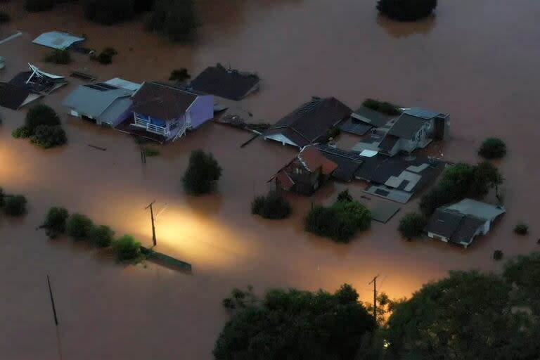 Una vista aérea muestra áreas inundadas en la ciudad de Encantado, Rio Grande do Sul