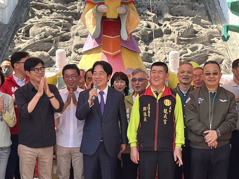 賴清德五甲龍成宮參香  致詞感謝高雄鄉親相挺 總統當選人賴清德（前右3）14日至高雄鳳山五甲龍 成宮參香並發放福袋，致詞時感謝高雄鄉親在選舉時 的相挺，也祈求國泰民安、國運昌隆。 中央社記者林巧璉攝  113年2月14日 