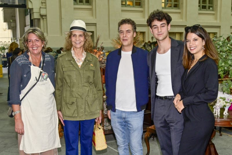 La infanta Elena posa muy sonriente con su prima Simoneta