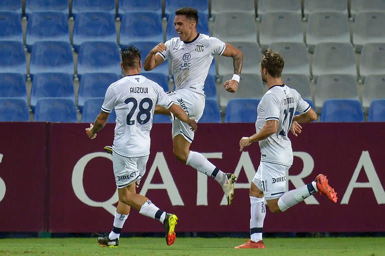 Enzo Díaz festeja junto a sus compañeros de Talleres el primer gol de su equipo contra Emelec durante un partido de Copa Sudamericana; su llegada a River se hará por el 100% del pase en una cifra que oscila entre 2,5 y 3 millones de dólares y sellará su vínculo con la institución de Núñez hasta diciembre de 2025