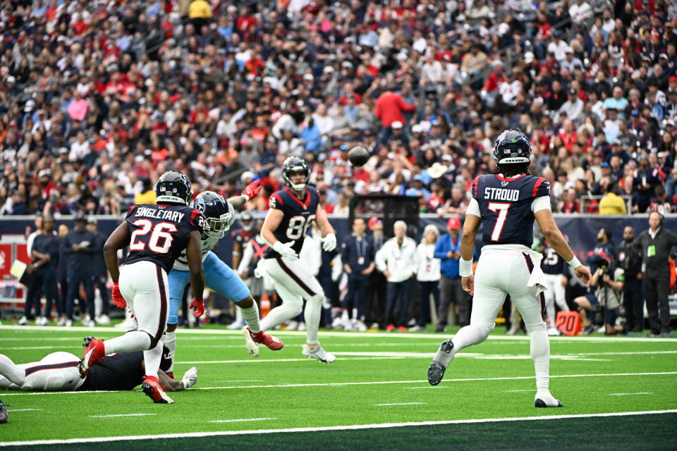 HOUSTON, TX - DECEMBER 31: Houston Texans quarterback C.J. Stroud (7) throws to Houston Texans tight end Dalton Schultz (86) in the flat during second half action during the football game between the Tennessee Titans and Houston Texans at NRG Stadium on December 31, 2023 in Houston, Texas. (Photo by Ken Murray/Icon Sportswire via Getty Images)