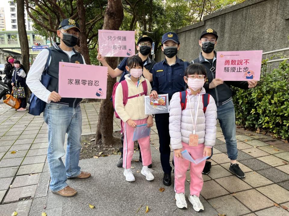 新北市警局婦幼警察隊於13日開學日，特別加強維護學童安全，規劃護童勤務。（婦幼警察隊提供）