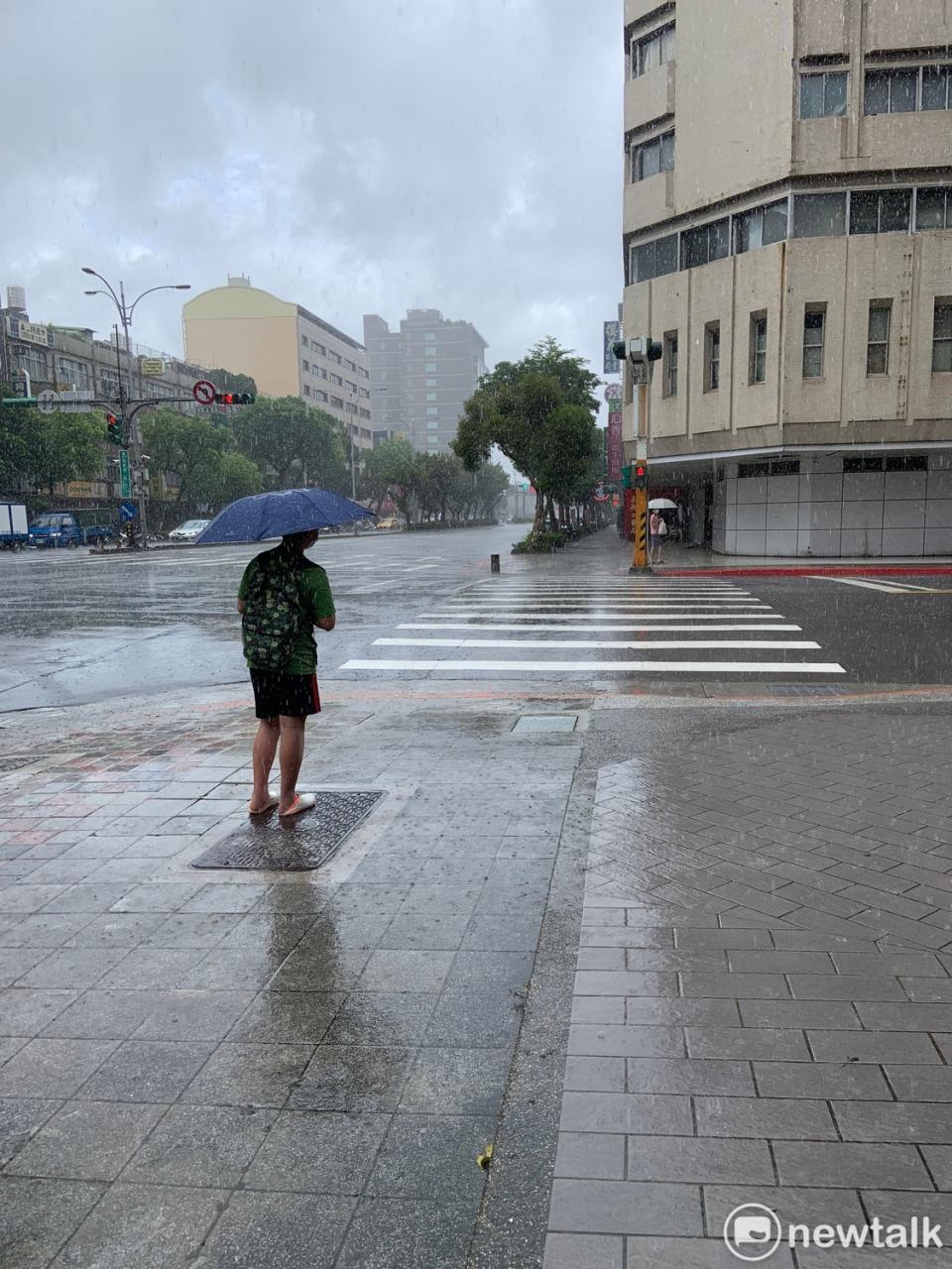 由於對流雲系發展旺盛，氣象局對全台7縣市發布大雨特報。   圖：張家寧／攝