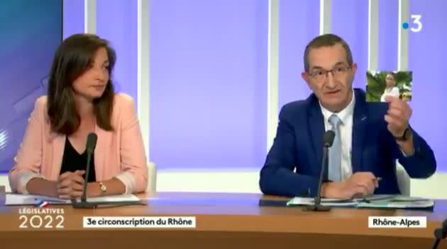 Gérard Vollory, candidat Rassemblement national aux législatives, brandi la photo de sa femme noire en plein débat le 18 mai 2 (Photo: Capture d'écran France 3)