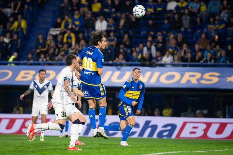 Edinson Cavani cabecea por encima del arquero y marca el único gol de Boca vs. Vélez en la Liga Profesional; el uruguayo había fallado una ocasión parecida pero más fácil.