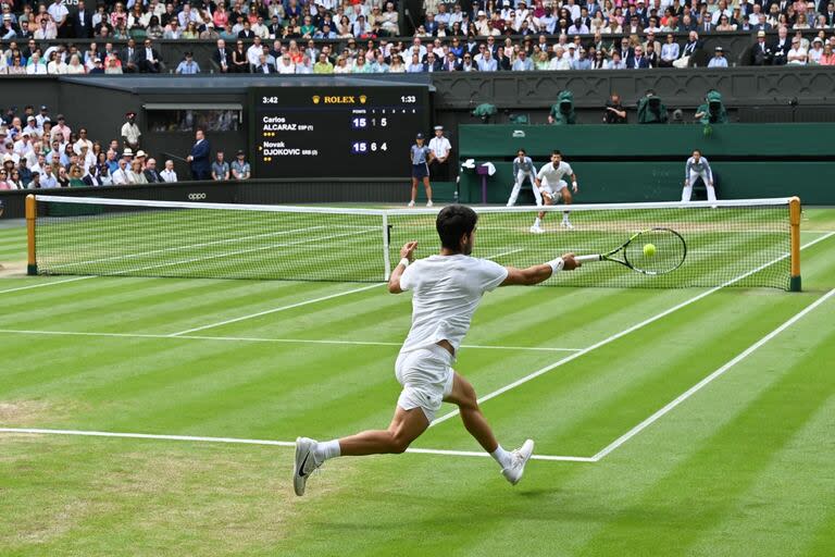 Una derecha de Carlos Alcaraz ante Novak Djokovic en la final de Wimbledon 2023; este domingo se repiten los protagonistas en la misma instancia.