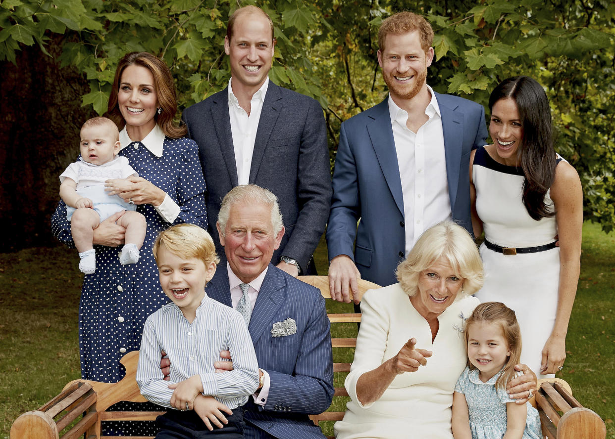 Herzogin Kate war im Polka-Dot-Kleid der Hingucker beim royalen Porträt. (Bild: AP Photo/Chris Jackson)