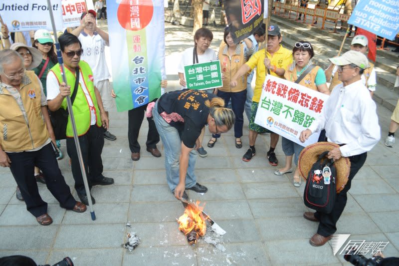 2016-08-23-雙城論壇-台聯-獨派團體場外抗議-翁俊俏攝