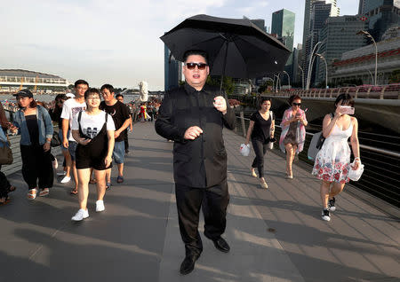 Howard, an Australian-Chinese impersonating North Korean leader Kim Jong Un, strolls down Jubilee Bridge in Singapore May 27, 2018. REUTERS/Edgar Su