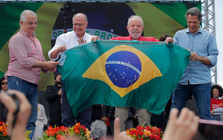 Luiz Lula da Silva y su compañero de fórmula, Geraldo Alckmin, junto al exalcalde de San Pablo  Fernando Haddad, en un acto de campaña en San Pablo. (Caio GUATELLI / AFP)