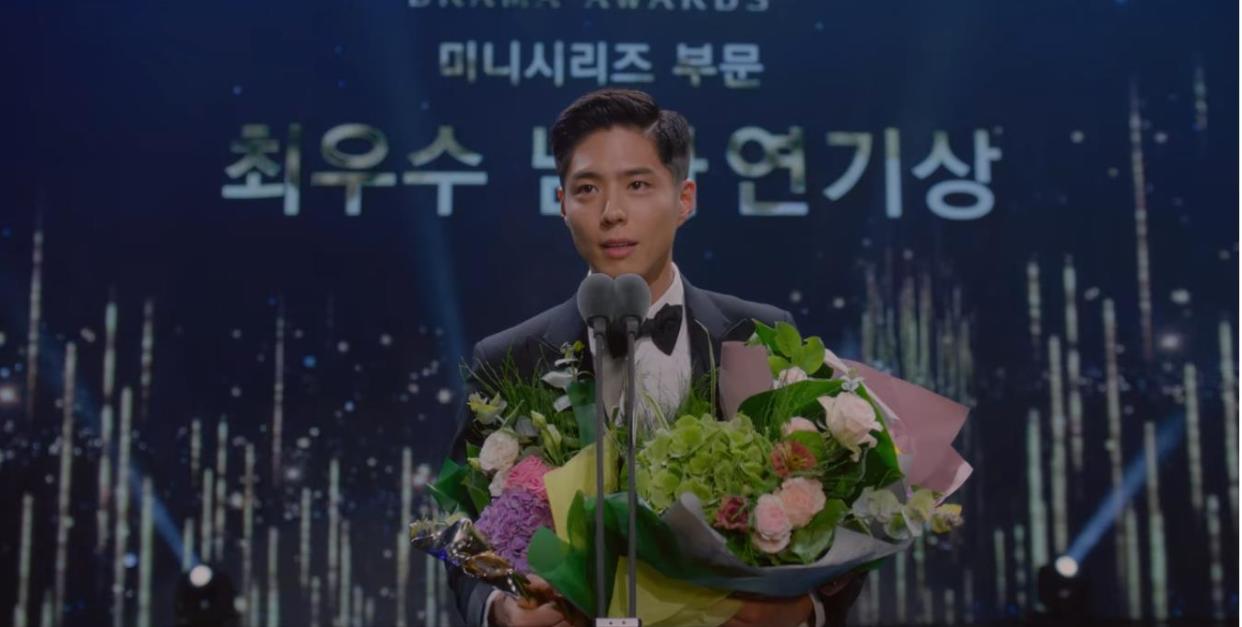 Sa Hye Jun (Park Bo Gum) wins the coveted OVN Best Actor Award in Record Of Youth.