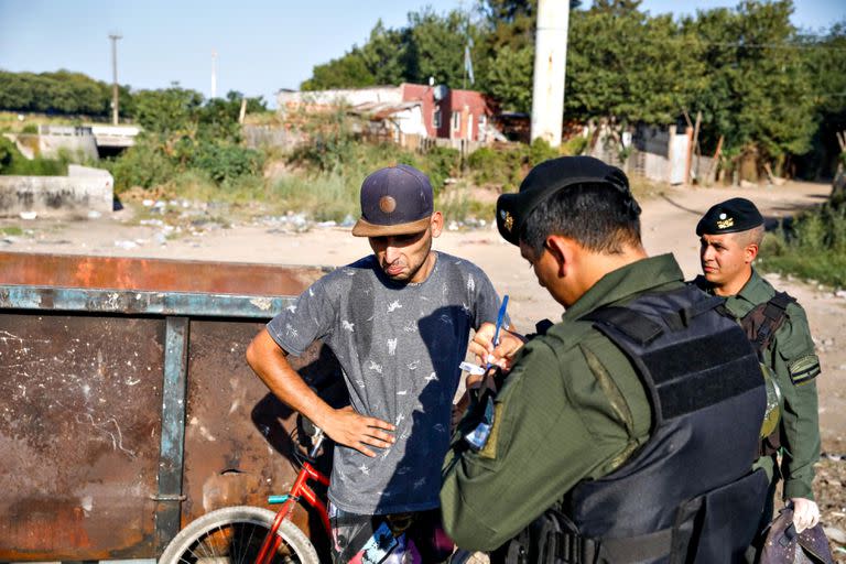 Presencia de fuerzas de seguridad en el barrio Los Pumitas, donde siguen las amenazas