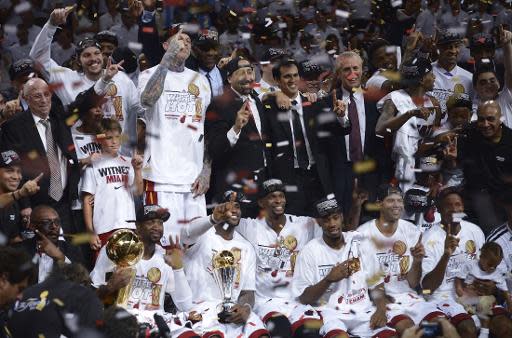 Los jugadores y cuerpo técnico de Miami Heat festejan su victoria en le seri final de la NBA, tras ganar el último partido a San Antonio, el 20 de junio de 2013 (AFP/Archivos | Brendan Smialowski)