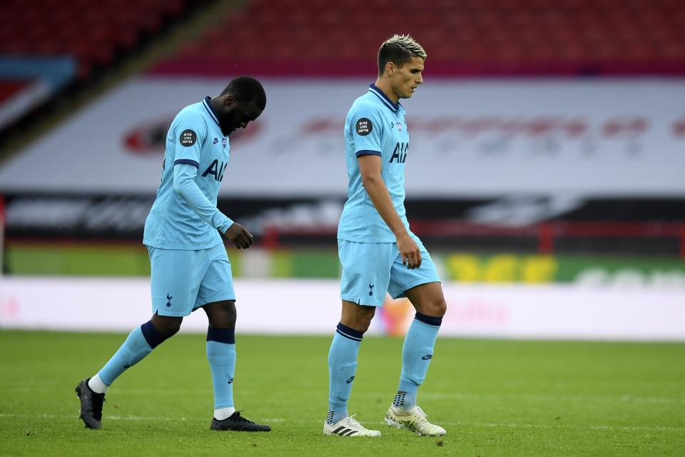 Los jugadores de Tottenham se retiran de la cancha tras la derrota 3-1 ante Sheffield United en el partido de la Liga Premier inglesa en Sheffield, Inglaterra, el jueves 2 de julio de 2020. (Michael Regan/Pool vía AP)