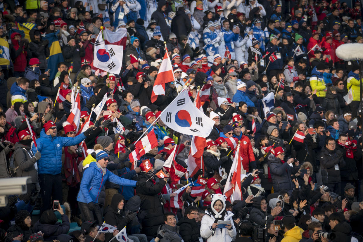 Un grupo de aficionados ve una carrera de esquí de fondo en los Juegos Olímpicos de Invierno de 2018 en Pieonchang, Corea del Sur, el 10 de febrero de 2018. (Doug Mills/The New York Times)