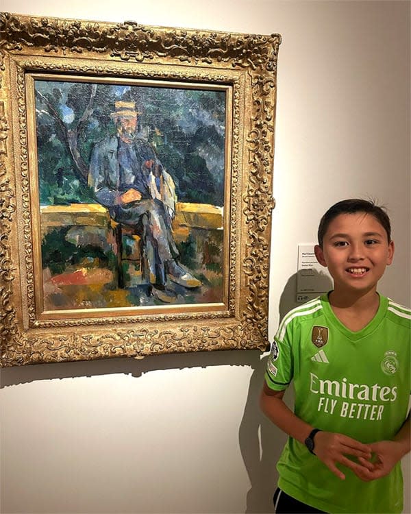 Max, junto al lienzo del Retrato de un campesino