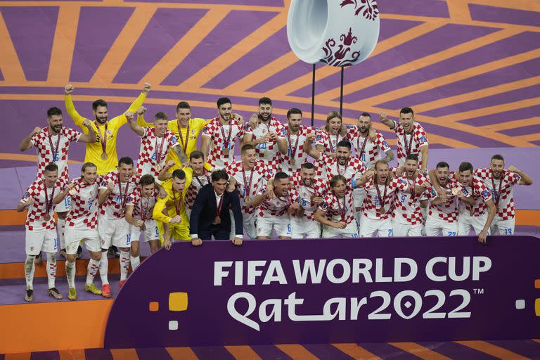 El plantel croata celebra en el tercer puesto de podio de Qatar 2022