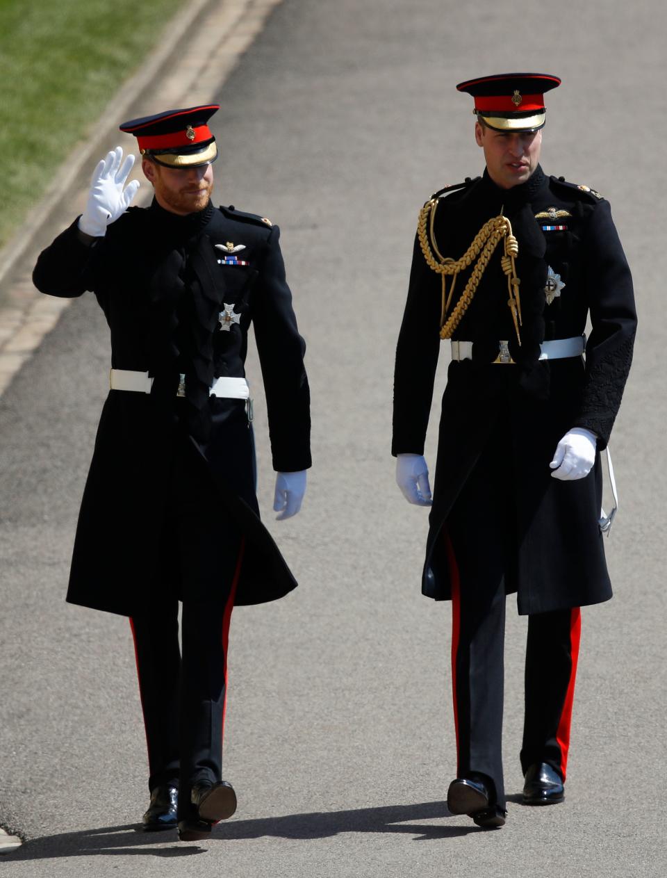 <p>Es ist soweit: Der Bräutigam schreitet gemeinsam mit seinem Bruder und Trauzeugen Prinz William zur Kirche. (Bild: AP Images) </p>