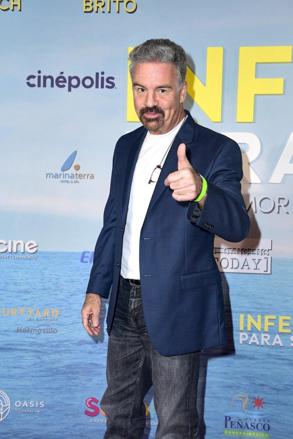 <p>El actor se dejo ver en el estreno previo de la película<em> Infieles para siempre</em>, comedia mexicana que estrena la próxima semana en la cartelera nacional y muy pronto en Estados Unidos.</p> <p>A su paso por la alfombra, <a href="https://peopleenespanol.com/celebridades/ari-telch-habla-de-conflicto-de-hija-sofia-con-ninel-conde/" rel="nofollow noopener" target="_blank" data-ylk="slk:Ari habló del distanciamiento de su hija Sofía con su mamá Ninel Conde;elm:context_link;itc:0;sec:content-canvas" class="link ">Ari habló del distanciamiento de su hija<strong> Sofía</strong> con su mamá <strong>Ninel Conde</strong></a>.</p>