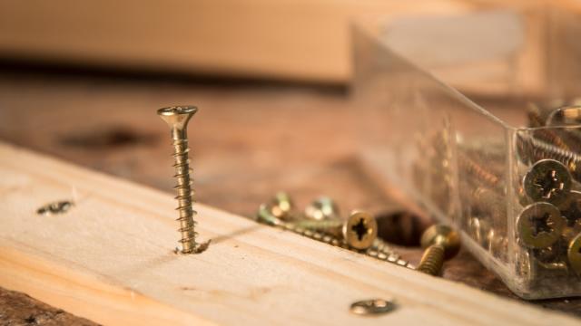 The Rubber Band Trick That Removes a Stripped Screw