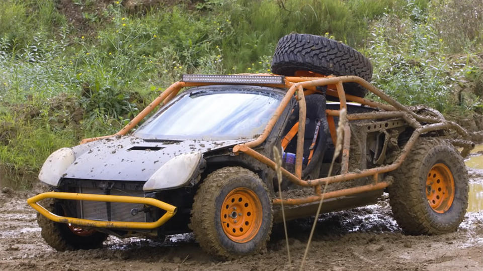 這是Toyota MR2中置後驅雙座跑車？這是瘋狂麥斯出門購物的買菜車吧？（圖片來源/ 擷取自《Car Throttle》Youtube頻道）