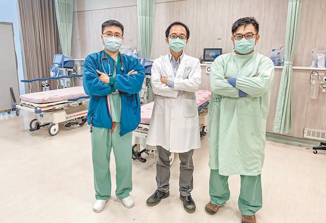 中醫大新竹附醫急診科主任游俊豪（中）會同心臟外科團隊啟動葉克膜治療，把羅翁從鬼門關搶救回來。（羅浚濱攝）
