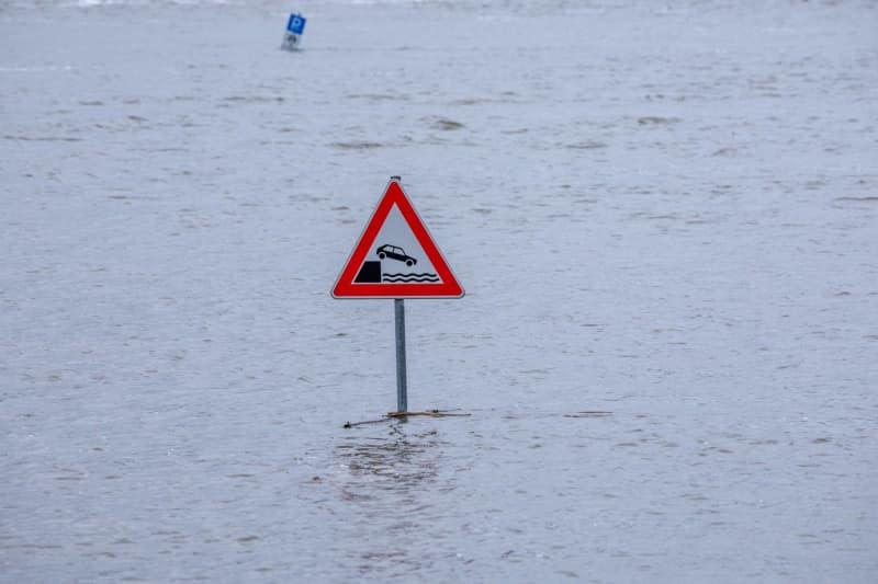 A traffic sign stands in the high water of the Elbe next to the ferry landing stage in Amt Neuhaus. Between Dömitz and Boizenburg, the Elbe has exceeded levels of 5.60 and 5.55 meters respectively. Alert level 1 has been in force since it exceeded five meters. Jens Büttner/dpa