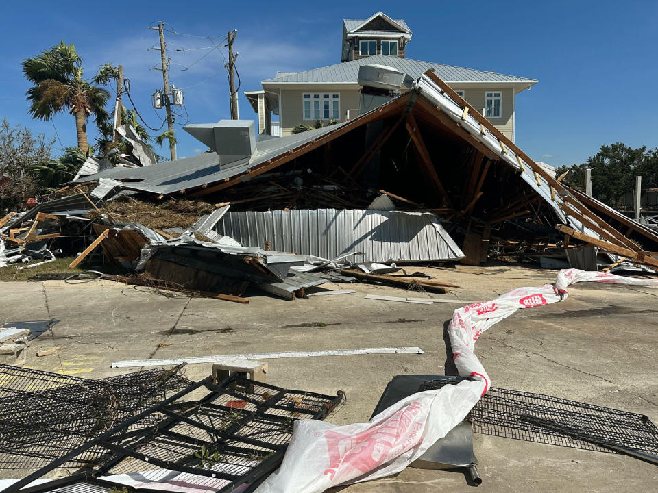 Una escena de devastación en el restaurante Roy's en Steinhatchee, Florida, el viernes. (Daniella Silva / NBC News)