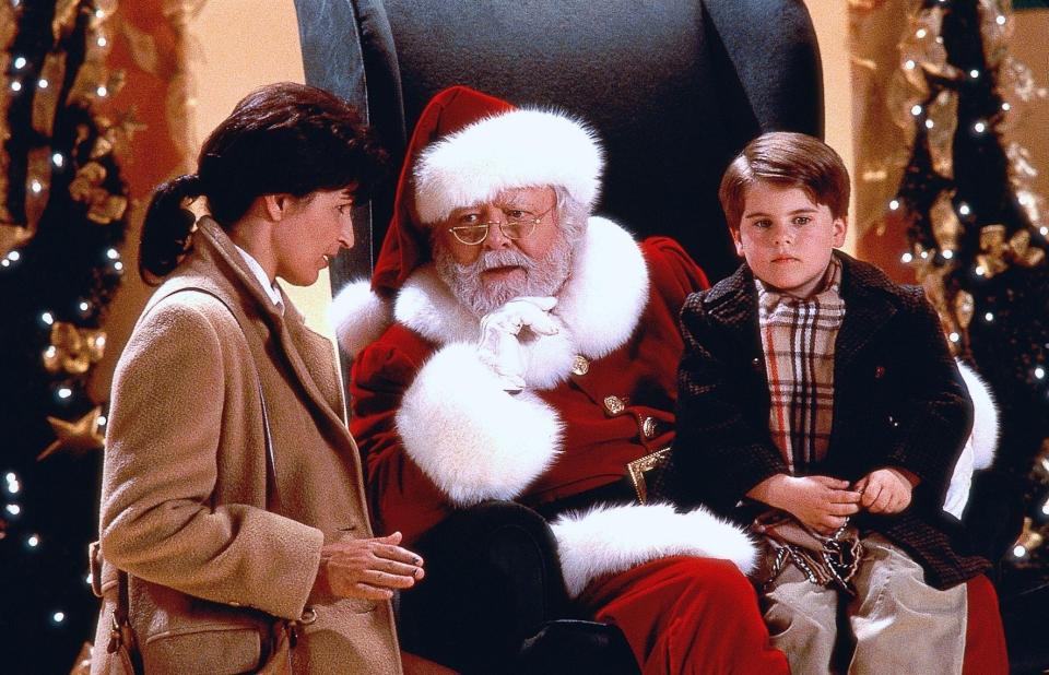 <p>Der Weihnachtsklassiker der 90er ist ein Remake der 40er Jahre, aber mindestens ebenso charmant. In der Hauptrolle brilliert Richard Attenborough als älterer Herr mit weißem Rauschebart, der behauptet, der Weihnachtsmann zu sein. Ein junges Mädchen und ein Anwalt müssen beweisen, dass es sich dabei nicht etwa um einen Hochstapler handelt, sondern dass Santa Claus tatsächlich existiert. 24.12., 11:10 Uhr, RTL </p>