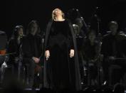 Adele reacciona antes de volver a comenzar su homenaje a George Michael en la ceremonia de los premios Grammy, el domingo 12 de febrero del 2017 en Los Angeles. (Foto por Matt Sayles/Invision/AP)