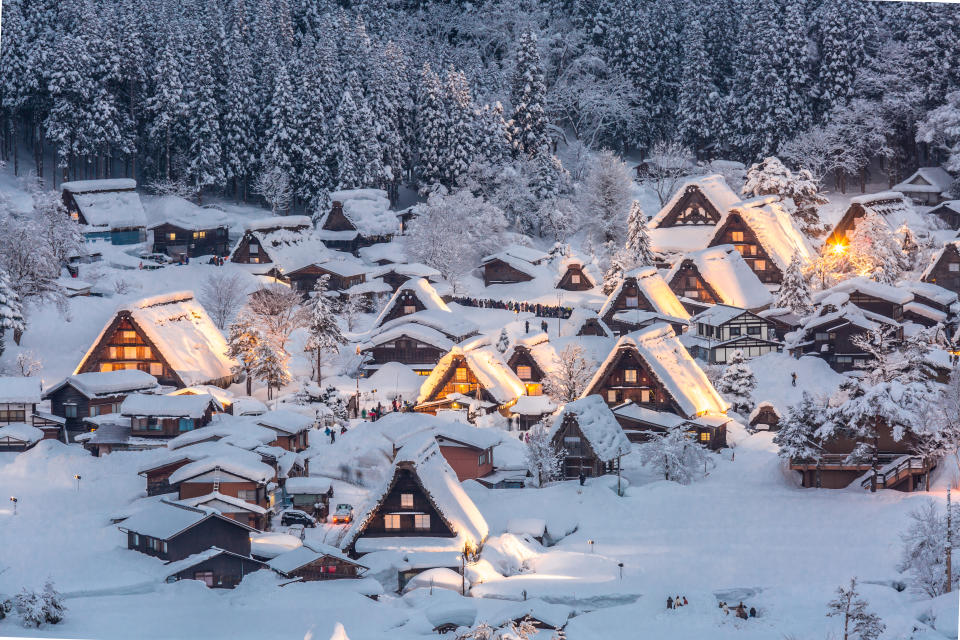 <p>Uno de los mayores atractivos de los Alpes japoneses es esta villa histórica considerada Patrimonio de la Humanidad y conocida por sus típicas casas de estilo <em>gassho-zukuri</em> con tejado triangular de paja muy inclinado para soportar el peso de la nieve. Está en el octavo puesto del ranking. (Foto: Getty Images).</p> 