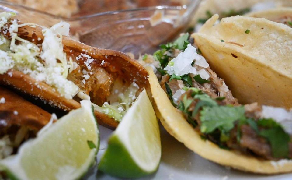 Miguel y Lisa Segura venden tacos, gorditas y tamales al estilo de Jalisco en la nueva taquería de la pareja, dentro del Peacock Market en Clovis.