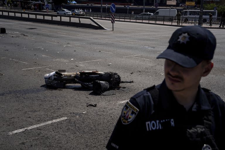 Un policía ucraniano vigila un fragmento de cohete tras un ataque contra Kiev, Ucrania, el lunes 29 de mayo de 2023. 