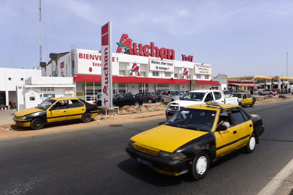 <span>Un supermarché du groupe français Auchan le 24 octobre 2017 dans le quartier Yoff de Dakar</span><div><span>SEYLLOU</span><span>AFP</span></div>