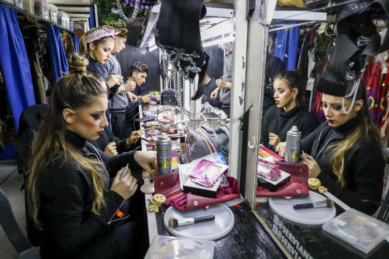 Los artistas, muchos miembros de la familia Servian, viven de forma nómada e itinerante